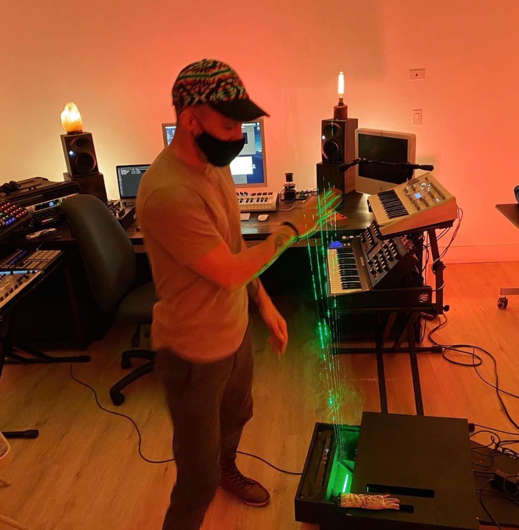Avant Muse playing the illumin-s 2.0 in his studio, 2020